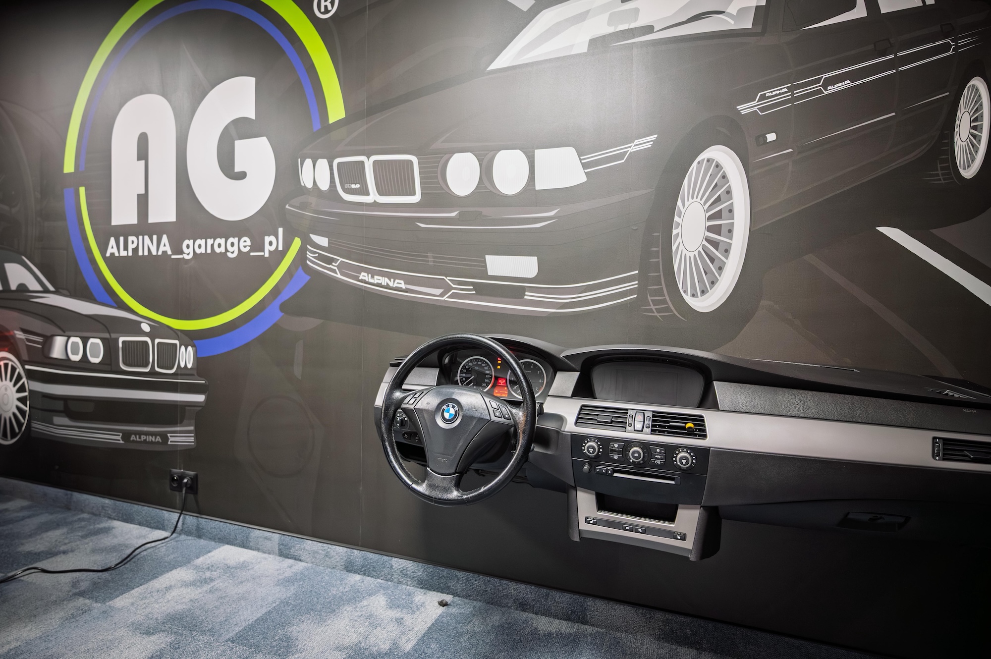 Motoryzacyjna ściana dekoracyjna i kokpit BMW w strefie dziecięcej ALPINA GARAGE