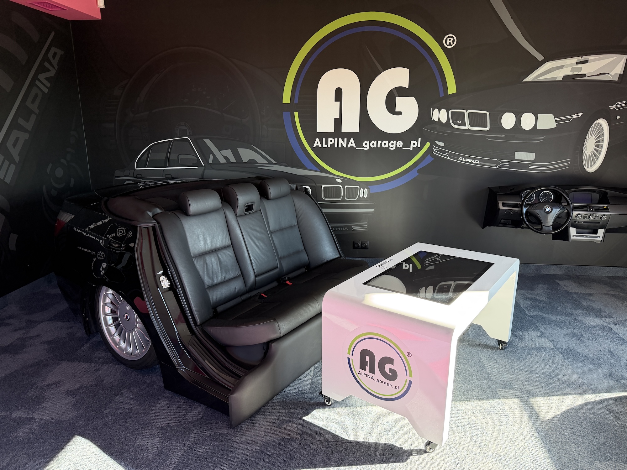 Lounge-Bereich mit BMW E60 Sofa bei ALPINA GARAGE