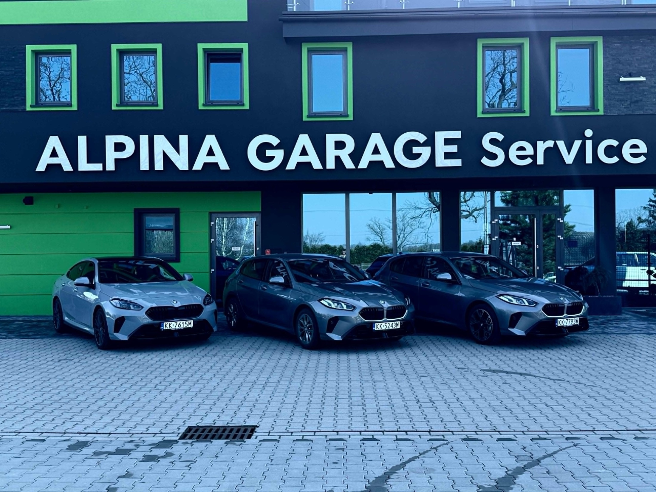 Auta zastępcze BMW przed budynkiem Alpina Garage